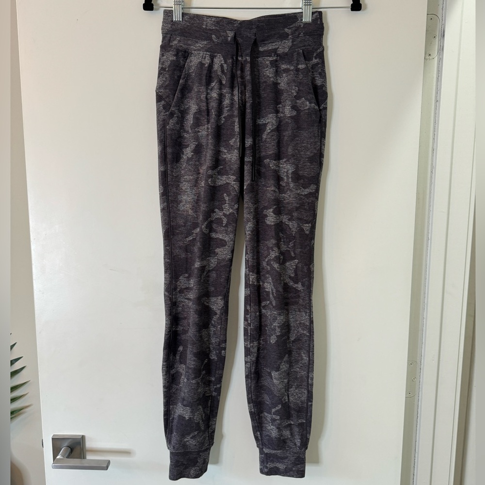 Lulu lemon Pants Grey Army Print size 2